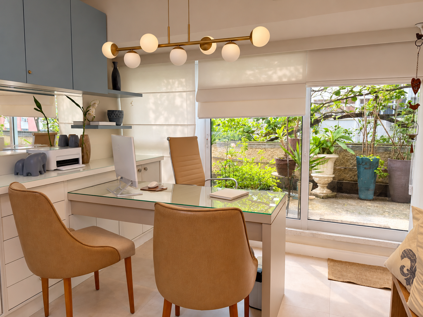 Sala de consulta com mesa de vidro, cadeiras e vista para o jardim