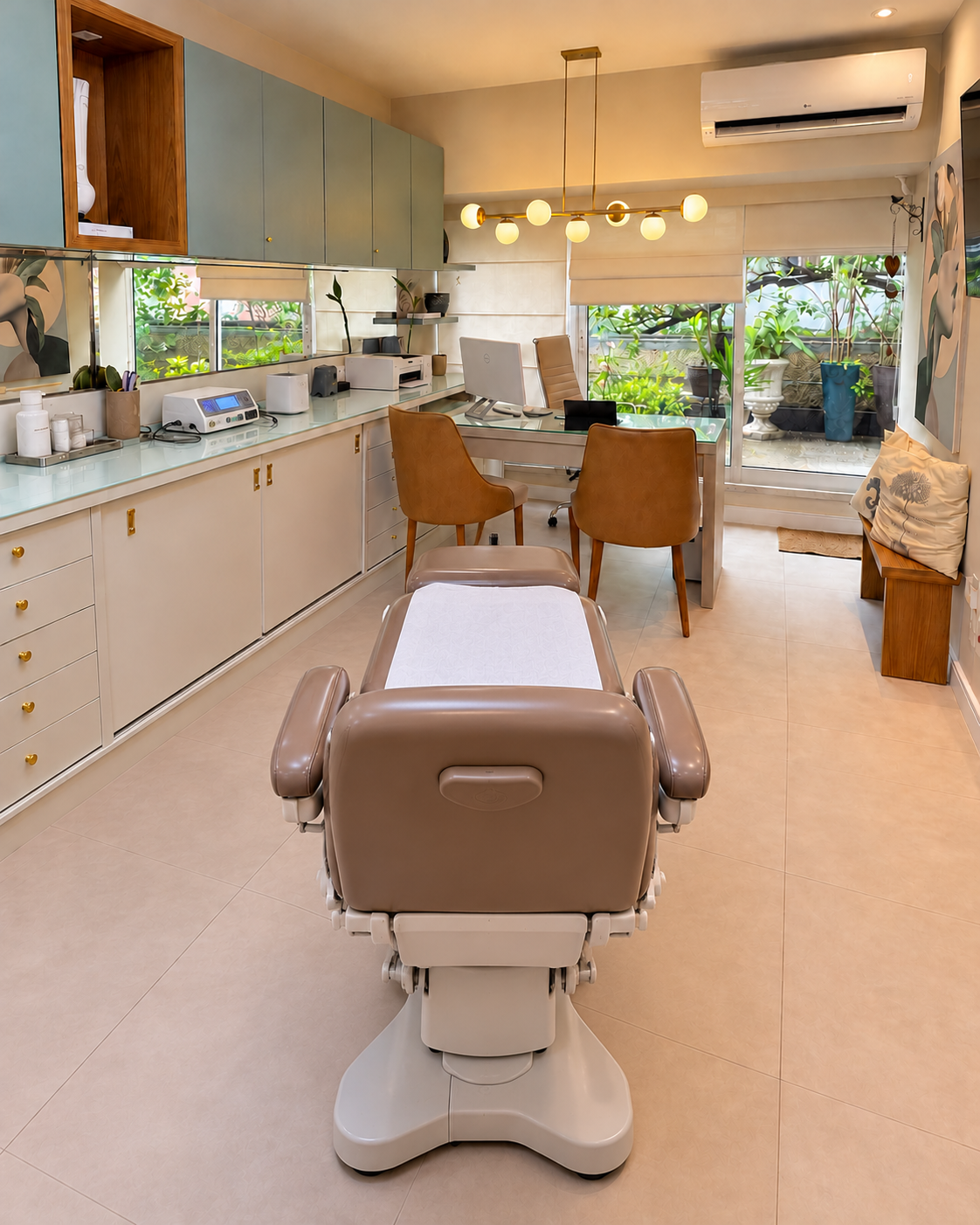Vista geral do novo consultório: sala de atendimento, mesa e jardim